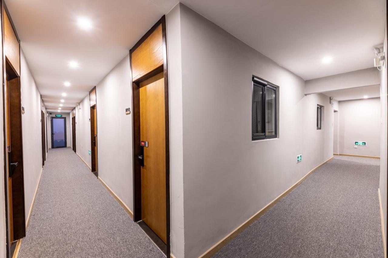Happy Dragon Hotel -- Nearby Tiananmen Square & Forbidden City & Wangfujing Street & Line 5,6,8 Subway Nearby & Free Coffee & Free Laundry & Fluent English Speaking & Tourist Attractions Ticket Service & Free Wifi Unlimited For Western Software Pekin Dış mekan fotoğraf