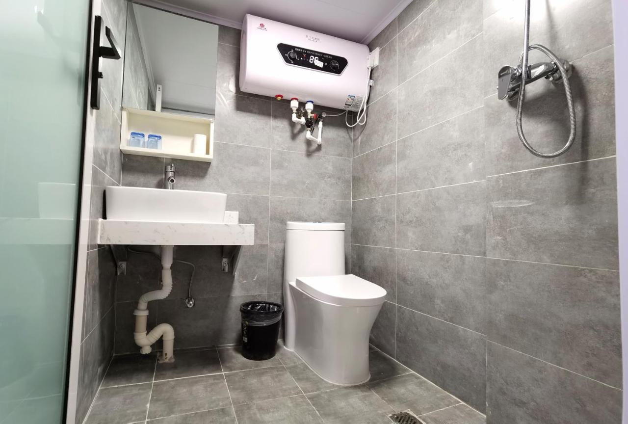 Happy Dragon Hotel -- Nearby Tiananmen Square & Forbidden City & Wangfujing Street & Line 5,6,8 Subway Nearby & Free Coffee & Free Laundry & Fluent English Speaking & Tourist Attractions Ticket Service & Free Wifi Unlimited For Western Software Pekin Dış mekan fotoğraf