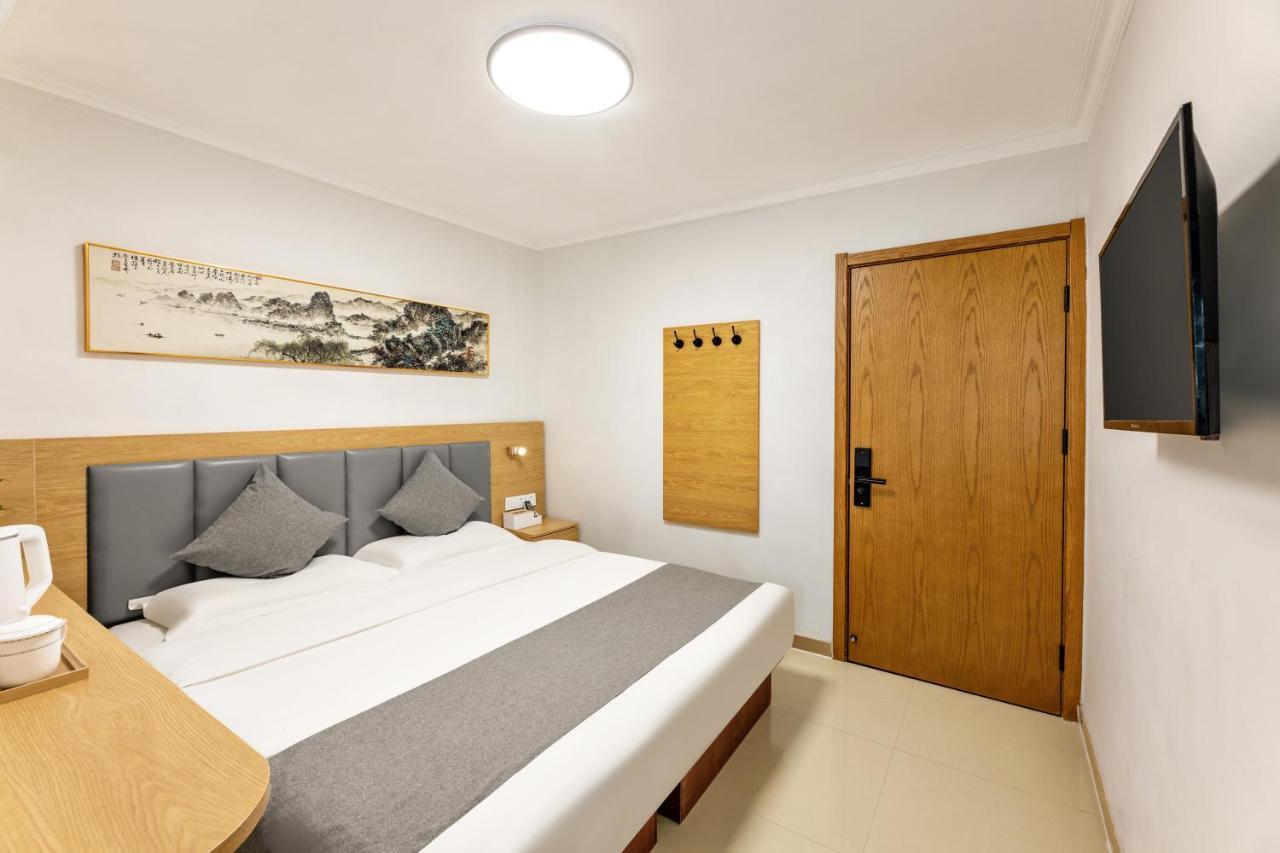Happy Dragon Hotel -- Nearby Tiananmen Square & Forbidden City & Wangfujing Street & Line 5,6,8 Subway Nearby & Free Coffee & Free Laundry & Fluent English Speaking & Tourist Attractions Ticket Service & Free Wifi Unlimited For Western Software Pekin Dış mekan fotoğraf