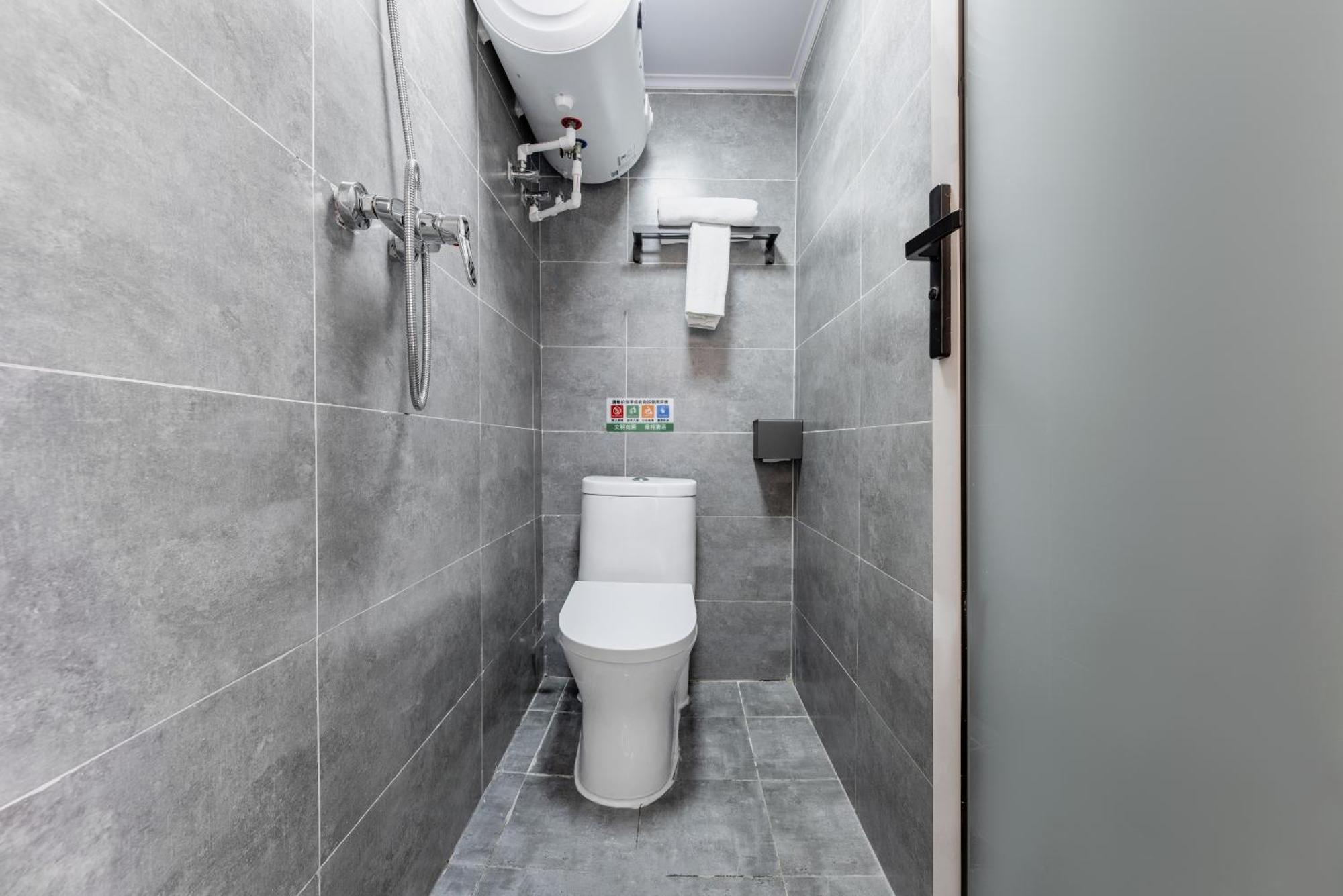 Happy Dragon Hotel -- Nearby Tiananmen Square & Forbidden City & Wangfujing Street & Line 5,6,8 Subway Nearby & Free Coffee & Free Laundry & Fluent English Speaking & Tourist Attractions Ticket Service & Free Wifi Unlimited For Western Software Pekin Dış mekan fotoğraf