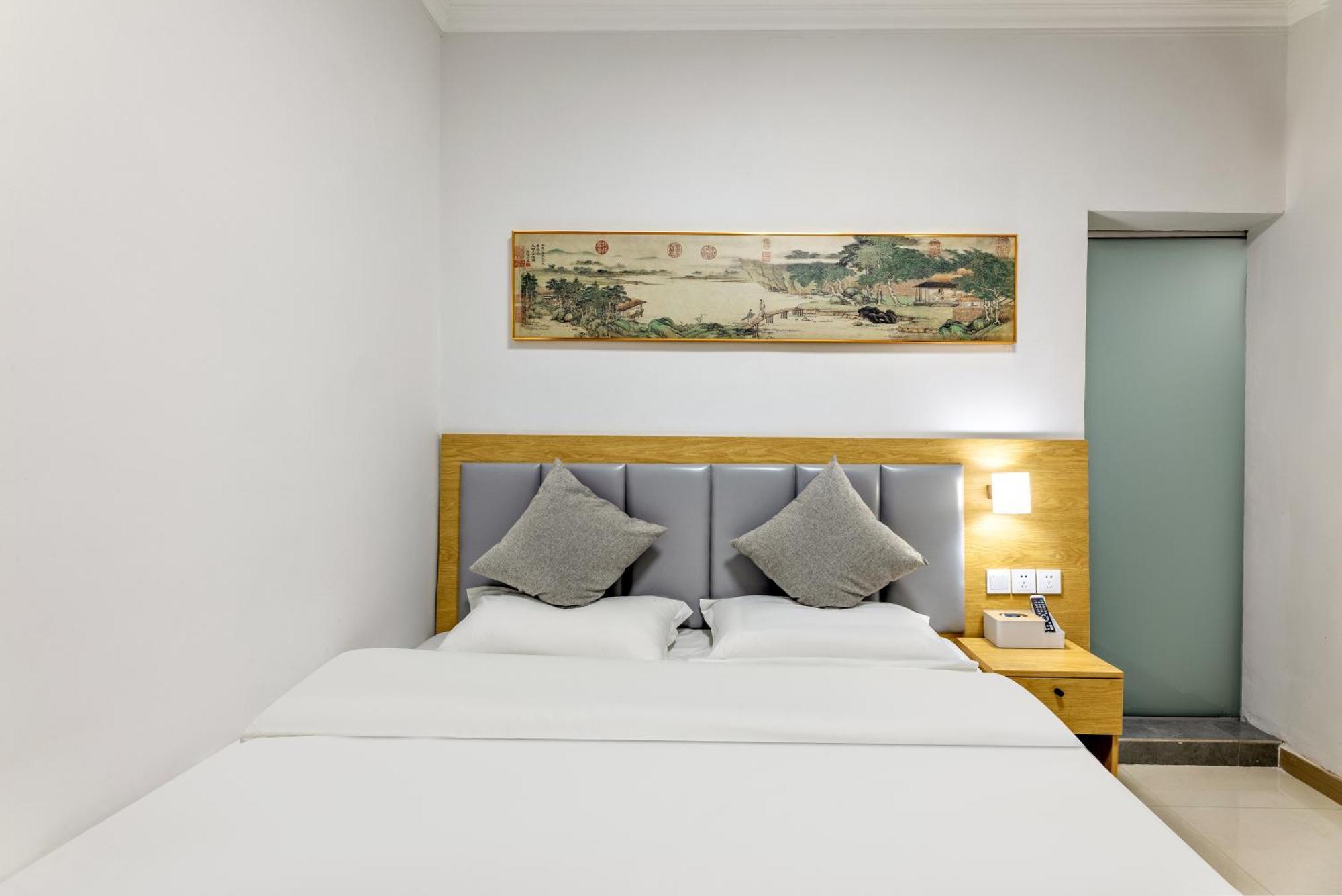 Happy Dragon Hotel -- Nearby Tiananmen Square & Forbidden City & Wangfujing Street & Line 5,6,8 Subway Nearby & Free Coffee & Free Laundry & Fluent English Speaking & Tourist Attractions Ticket Service & Free Wifi Unlimited For Western Software Pekin Dış mekan fotoğraf
