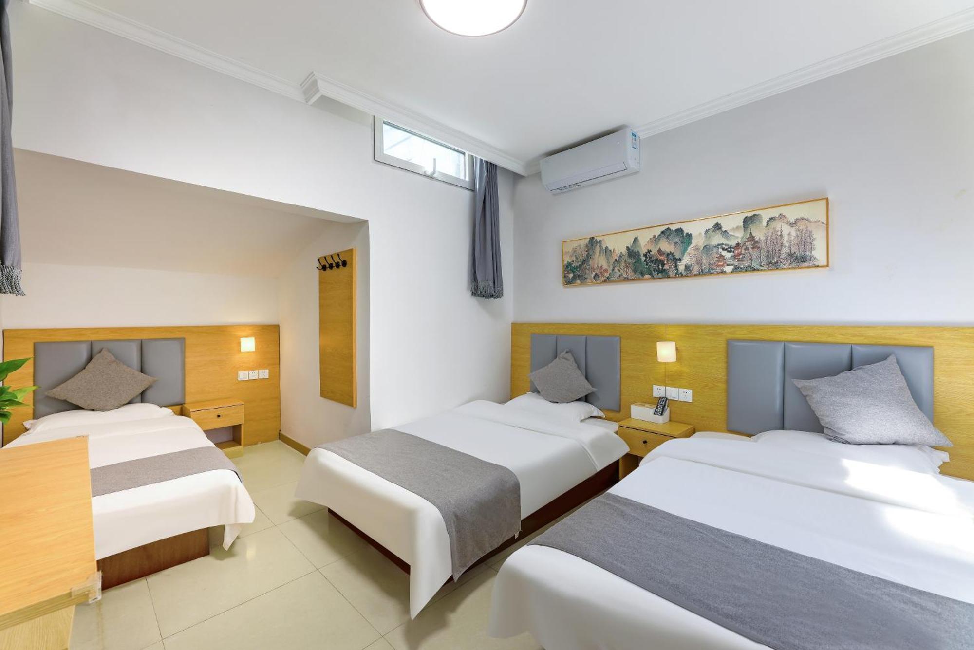 Happy Dragon Hotel -- Nearby Tiananmen Square & Forbidden City & Wangfujing Street & Line 5,6,8 Subway Nearby & Free Coffee & Free Laundry & Fluent English Speaking & Tourist Attractions Ticket Service & Free Wifi Unlimited For Western Software Pekin Dış mekan fotoğraf