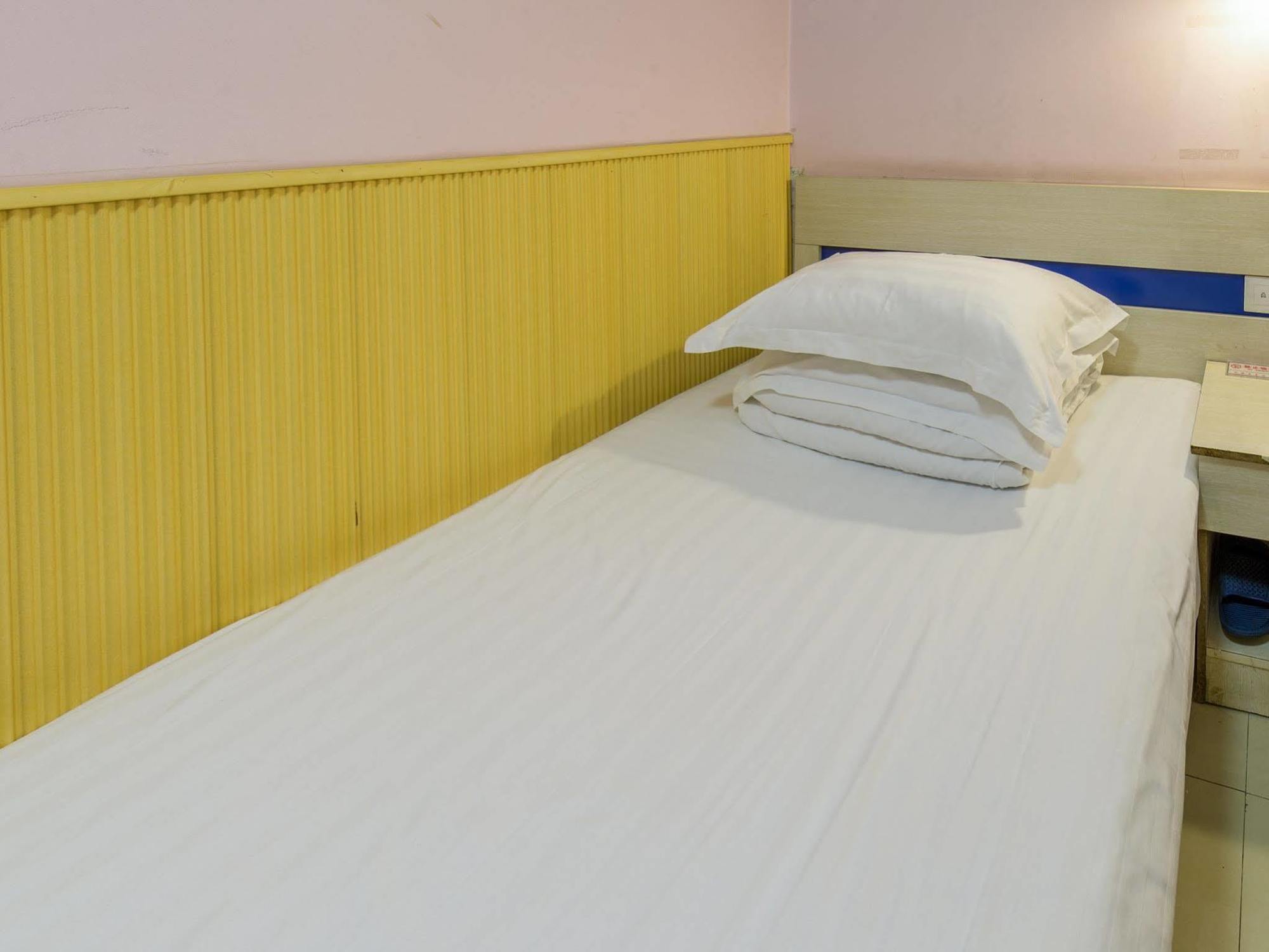 Happy Dragon Hotel -- Nearby Tiananmen Square & Forbidden City & Wangfujing Street & Line 5,6,8 Subway Nearby & Free Coffee & Free Laundry & Fluent English Speaking & Tourist Attractions Ticket Service & Free Wifi Unlimited For Western Software Pekin Dış mekan fotoğraf